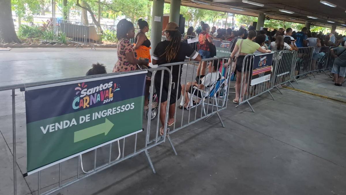 Na manhã desta quinta-feira (29), a fila para garantir os ingressos da folia santista chamou a atenção e foi considerada quilométrica
