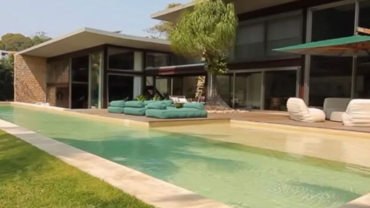 A mansão foi construída em um terreno de 6 mil metros quadrados e pertence a um famoso nome da televisão