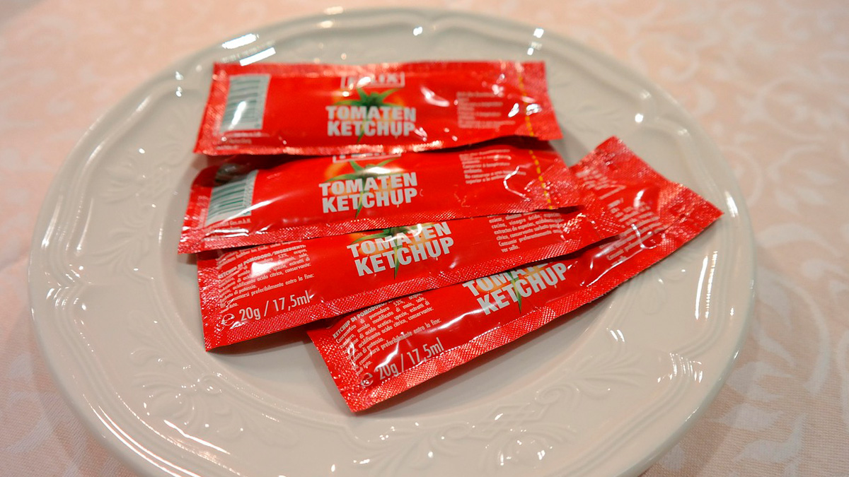 A medida atinge produtos como ketchup, maionese, mostarda, sal, açúcar e óleo, tradicionalmente servidos em embalagens descartáveis.