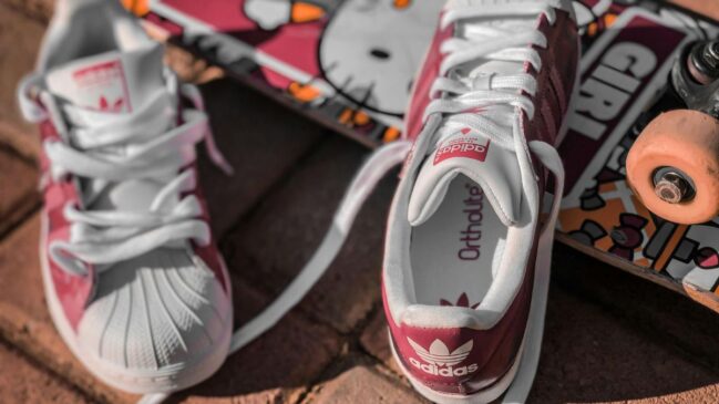 O Adidas Superstar é um calçado que atingiu o ápice de popularidade na década de 1990