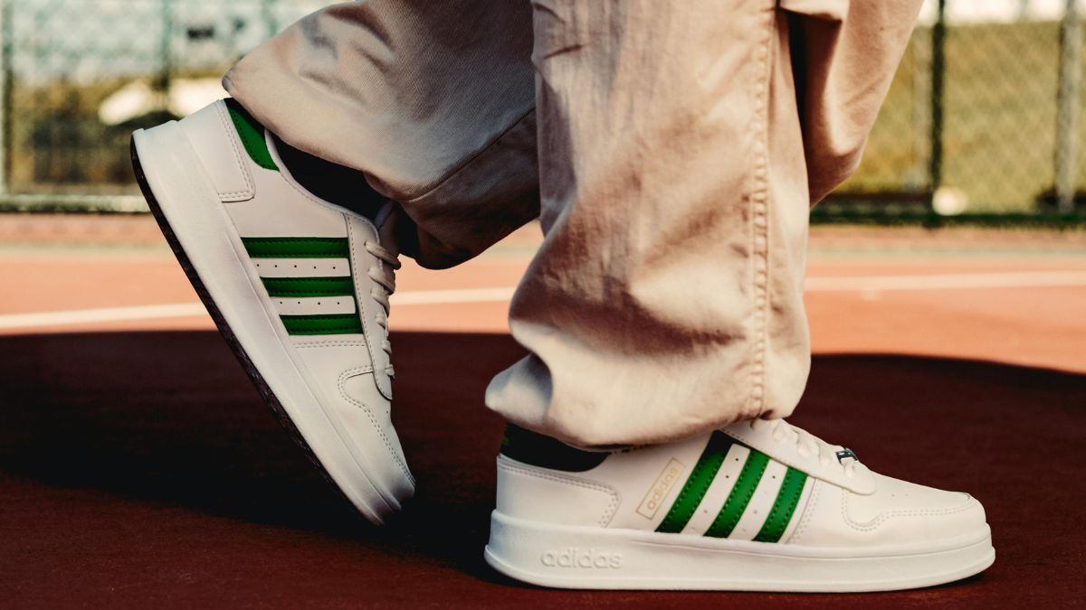Biqueira shell toe característica do modelo volta a ser destaque em editoriais de moda/Pexels