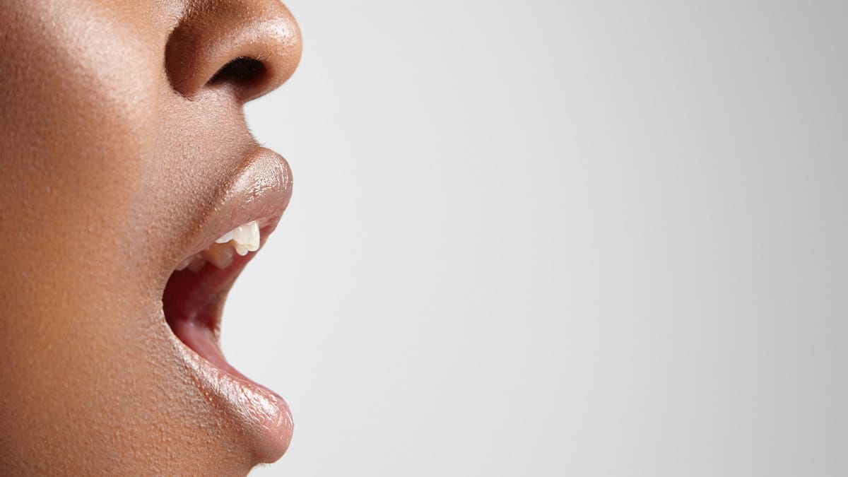 A boca seca é comum porque o excesso de glicose reduz a produção de saliva. - Freepik