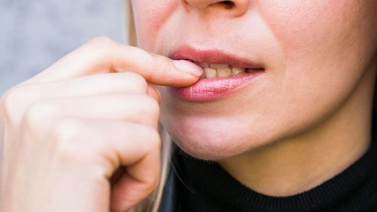 O mau hálito com cheiro adocicado pode indicar descontrole do açúcar no sangue. - Freepik