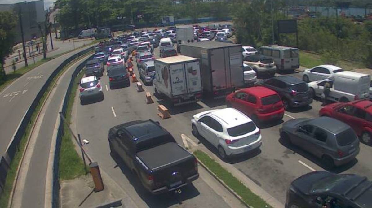 Já no sentido GuarujáSantos, a espera também é elevada, com aproximadamente 65 minutos