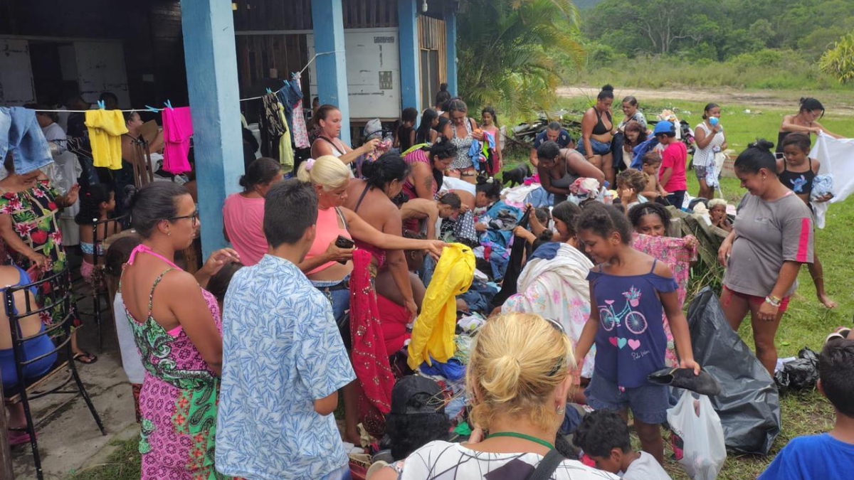 O Fundo Social promoveu o Varal Solidário, distribuindo roupas, sapatos e brinquedos / Divulgação/PMM