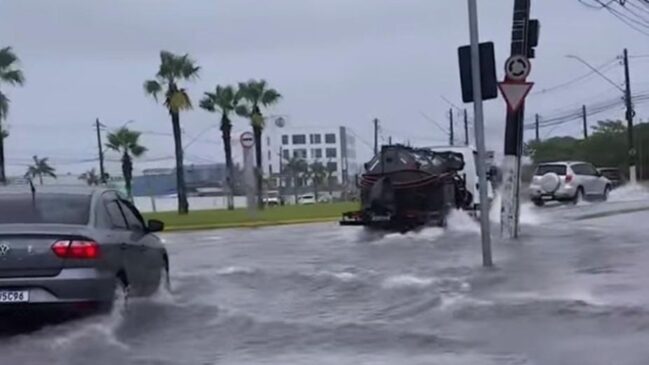 A Baixada Santista enfrenta uma tarde caótica de chuva nesta segunda-feira (19)