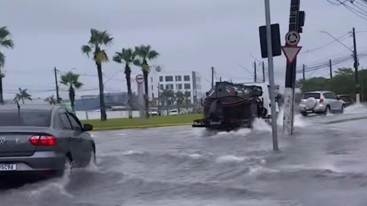 A Baixada Santista enfrenta uma tarde caótica de chuva nesta segunda-feira (19)