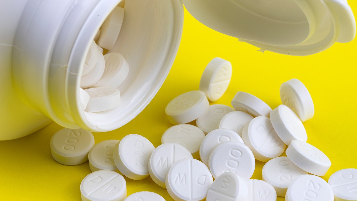 Não misturar medicamentos sem orientação profissional reduz riscos de interações perigosas / Pixabay