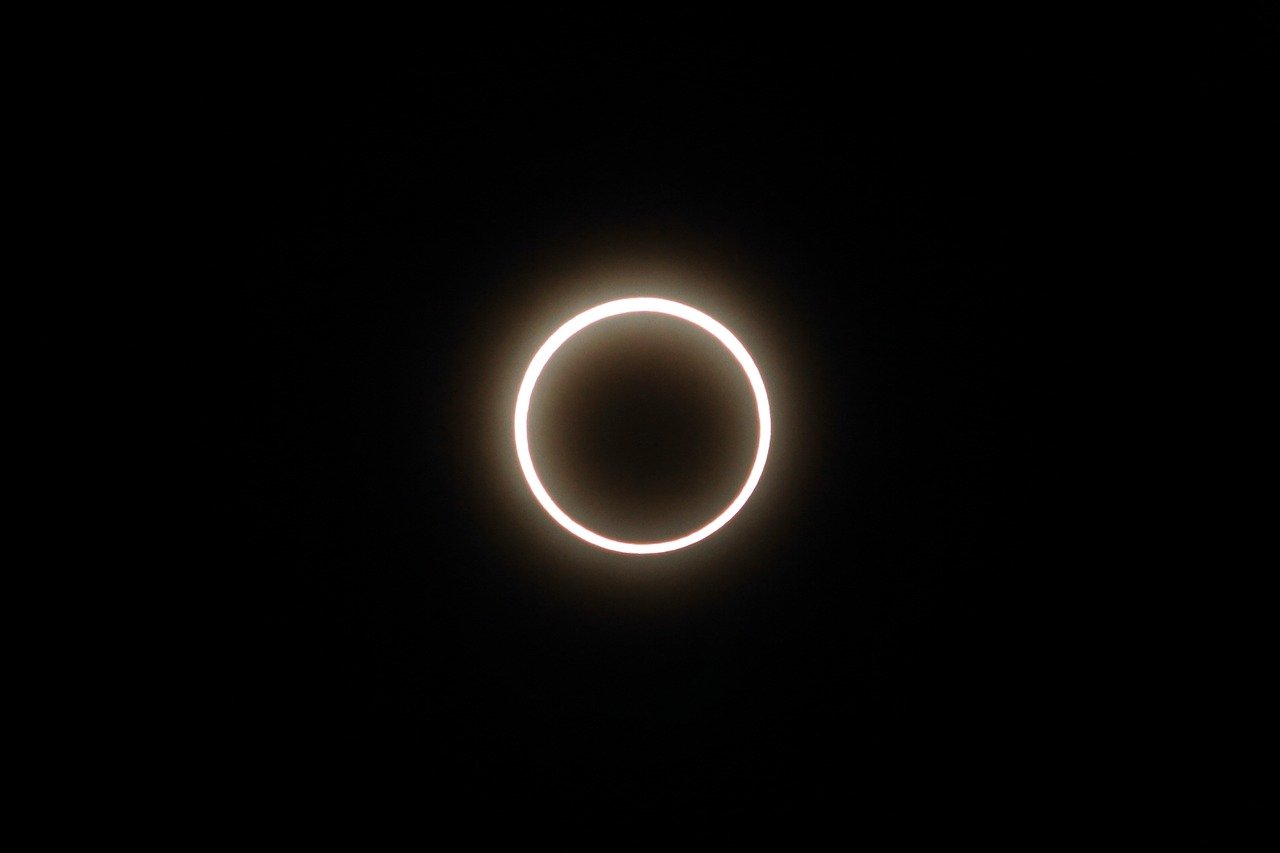 A Lua passará perfeitamente à frente do Sol em 2027, provocando um raro apagão temporário em pleno meio-dia/PIXABAY