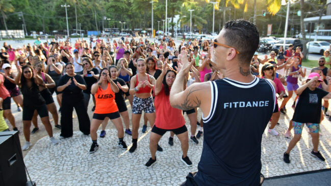 Seis professores se revezam diariamente em uma programação que chega a cerca de nove horas