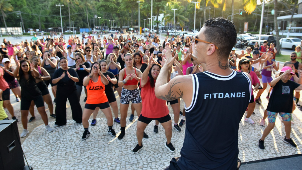 Seis professores se revezam diariamente em uma programação que chega a cerca de nove horas