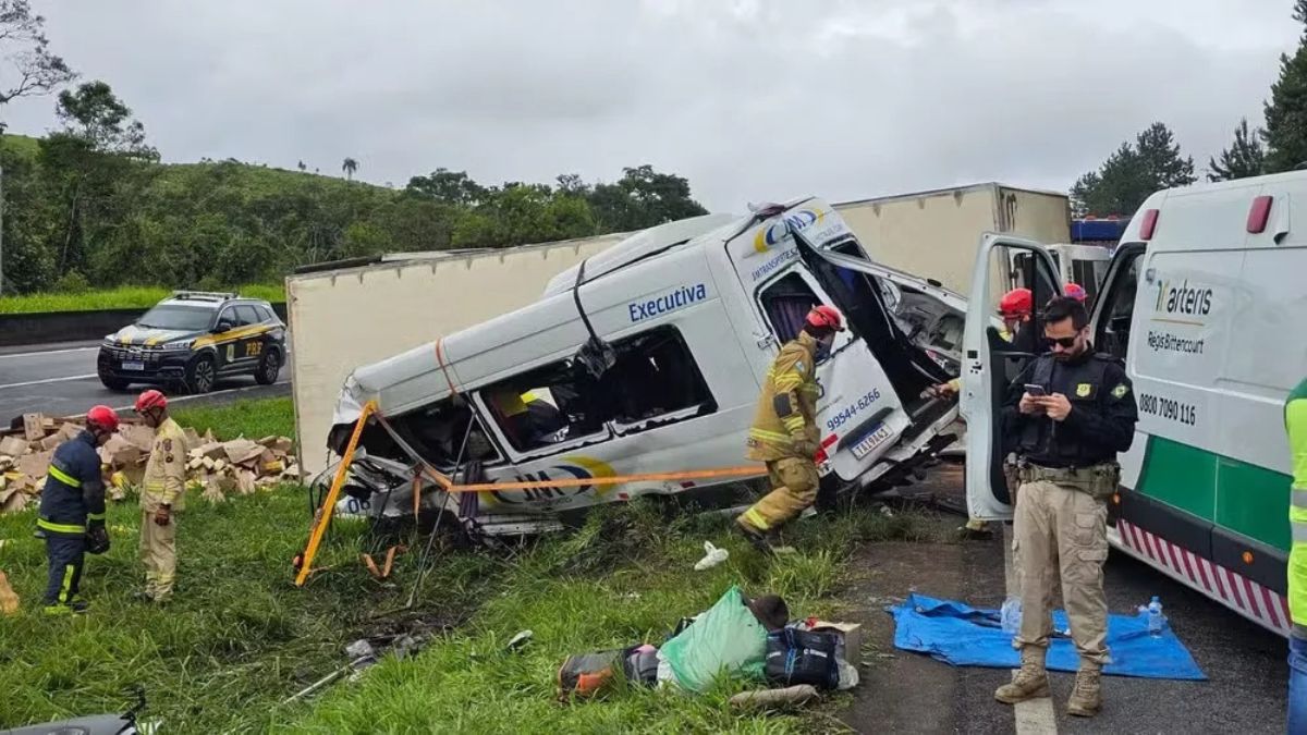 Embora o estado de saúde de todos os feridos não tenha sido detalhado, confirmou-se que as seis vítimas fatais estavam no veículo de passageiros (Divulgação/PRF)