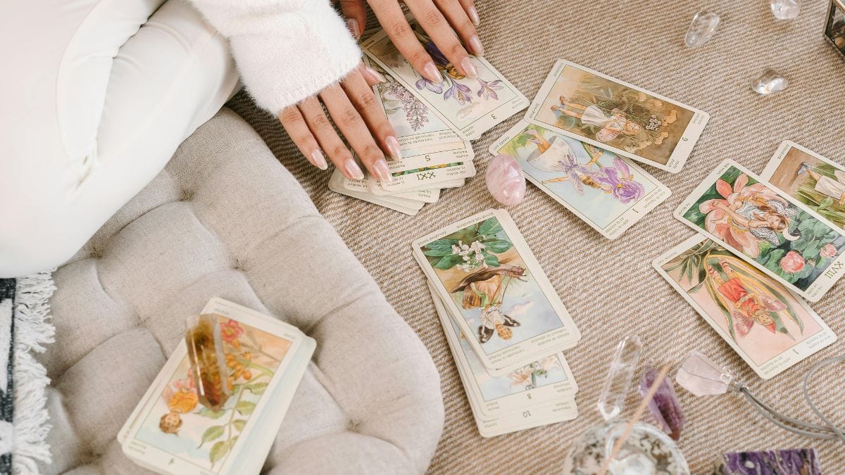 Peixes + O Enforcado: O 'Sensível que Absorve Tudo'. Sem limites entre o seu sentir e o do outro, o esgotamento é inevitável. Chave: Preservar sua energia é um ato de amor/Pexels