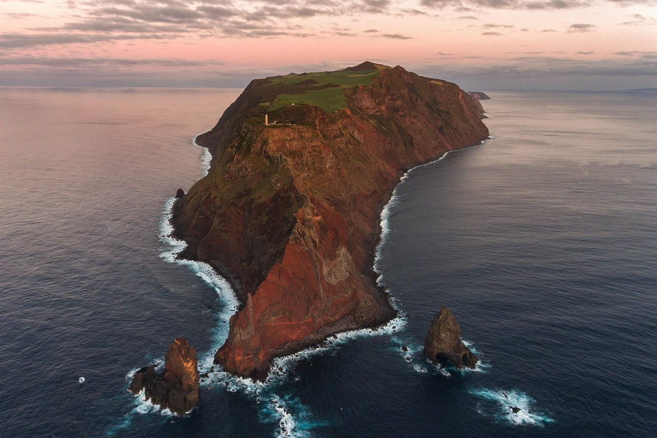 Terra do Fogo: montanhas, mar e silêncio compõem o cenário que alimenta o imaginário do "fim do mundo"/Pixabay