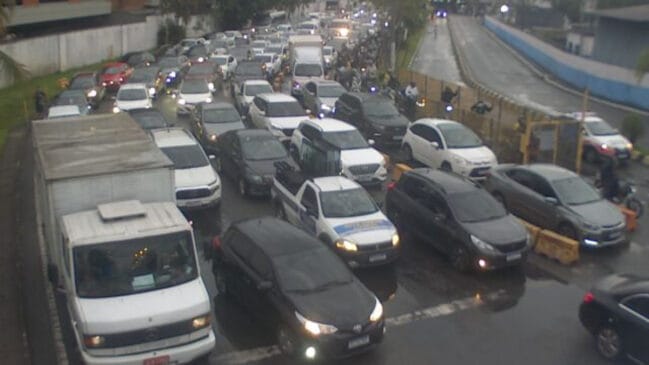 No sentido SantosGuarujá, os condutores esperam 55 minuto