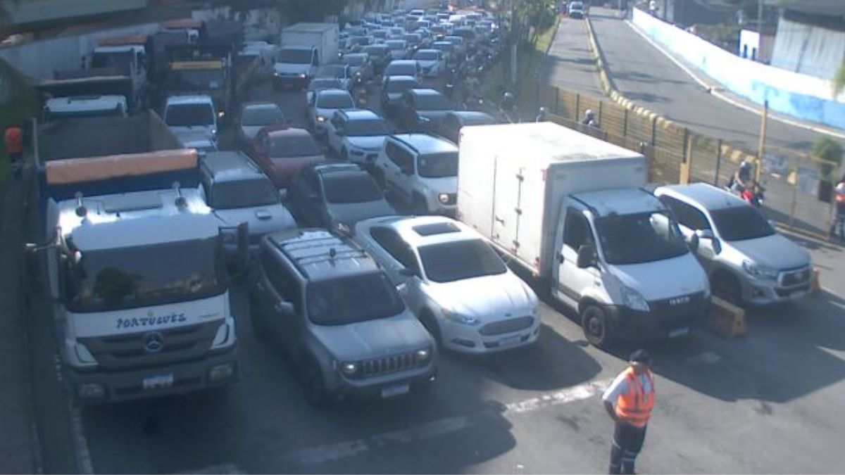 No trecho entre Santos e Guarujá, os motoristas aguardam 20 minutos
