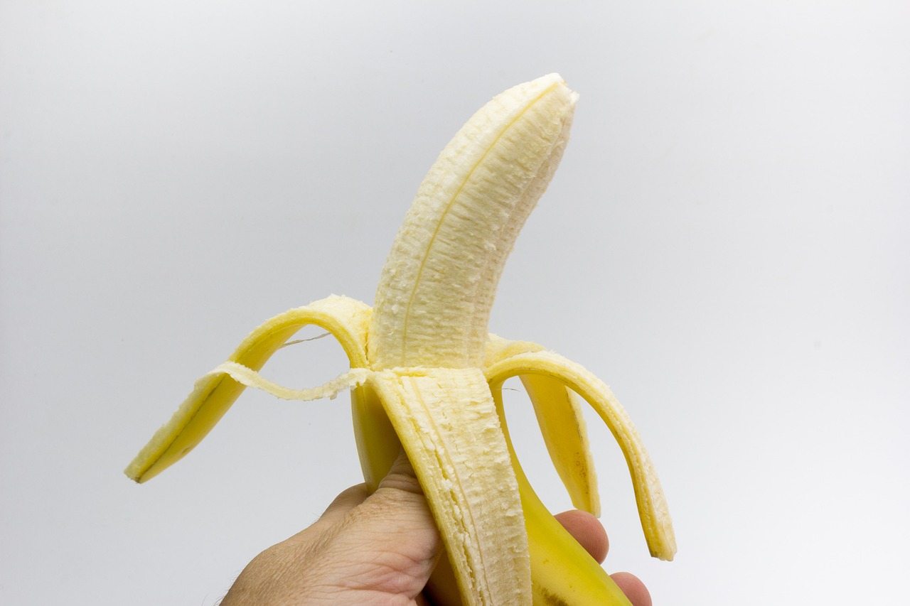 Você já pensou em quantas mãos tocaram na banana antes de ela chegar à sua mesa? Higienizar a casca é um hábito simples que faz diferença na saúde/Pixabay