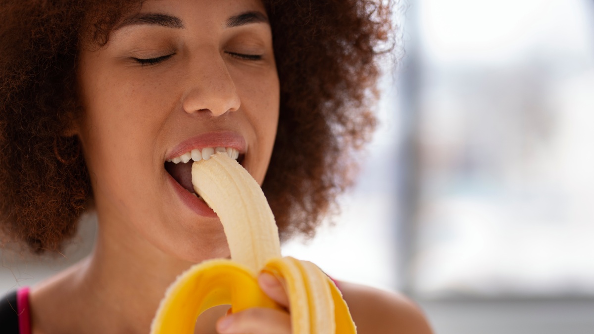 O etileno, gás natural liberado pela banana, acelera o amadurecimento. Vedando o pedúnculo, é possível prolongar o frescor por mais dia/Pixabay