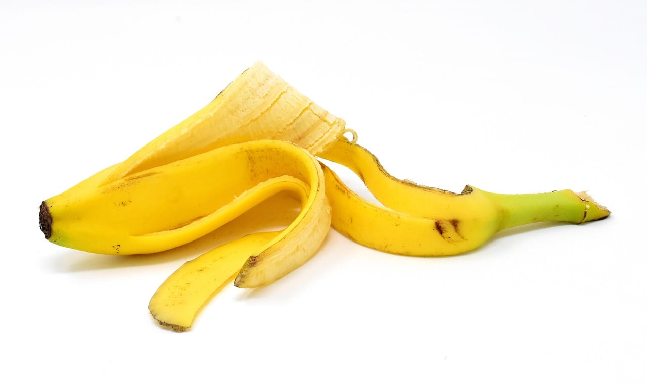Mesmo descartando a casca, o contato com a polpa acontece no momento de descascar. Lavar a fruta evita que microrganismos passem para a parte comestível/Pixabay
