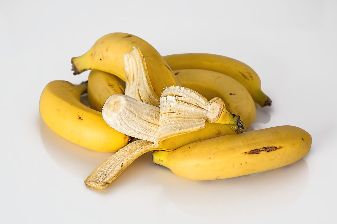 A limpeza correta da banana exige apenas água corrente e atenção ao manuseio, incluindo facas e utensílios usados no preparo/Pixabay
