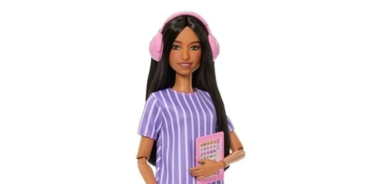 A nova boneca integra a linha Barbie Fashionista, criada para representar meninas e mulheres de diferentes origens, corpos e realidades