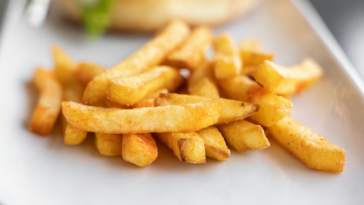 Especialistas alertam que a decomposição das batatas na água pode reduzir o oxigênio e afetar a sobrevivência de peixes e crustáceos/Pexels
