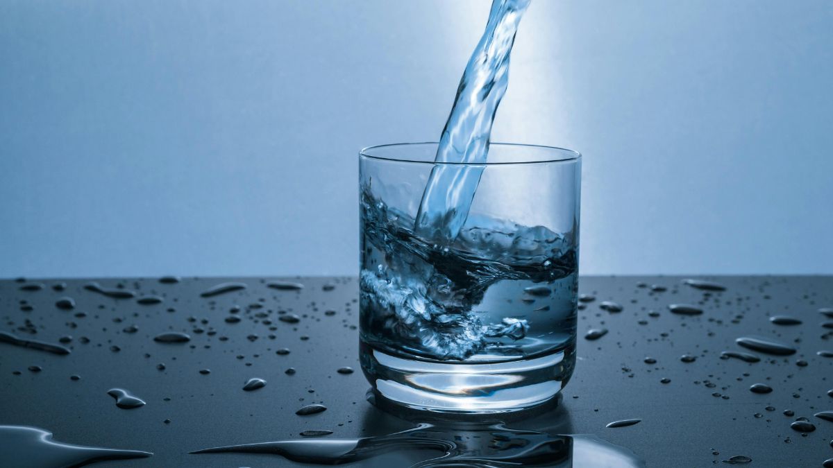Beber água morna pela manhã ajuda a 'despertar' o sistema digestivo, facilitando a quebra de alimentos e prevenindo o desconforto abdominal ao longo do dia/Pexels
