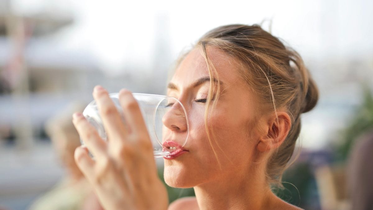 A ingestão de líquidos em temperaturas elevadas promove uma leve dilatação dos vasos sanguíneos, melhorando a circulação e a oxigenação dos tecidos/Pexels