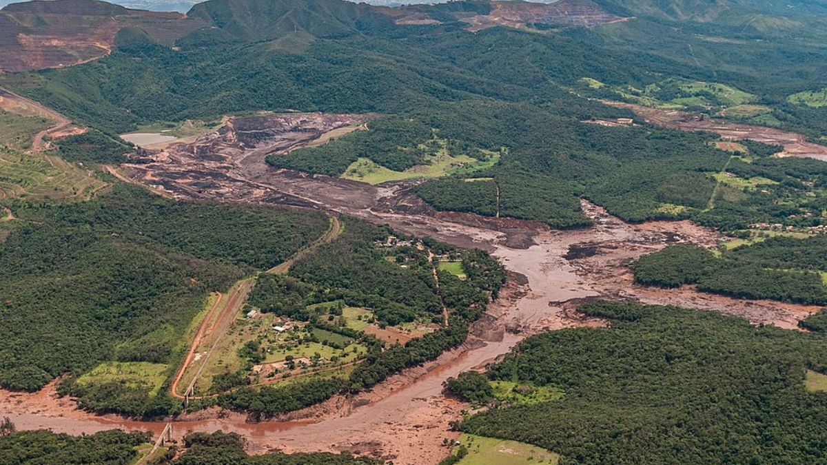O colapso da barragem da Mina Córrego do Feijão ocorreu em 25 de janeiro de 2019 e foi registrado por câmeras de segurança. Em poucos segundos, uma avalanche de rejeitos de minério de ferro atingiu a área administrativa da Vale, o refeitório e seguiu em direção à comunidade de Córrego do Feijão, não dando tempo para o acionamento de sirenes de emergência/Wikipédia