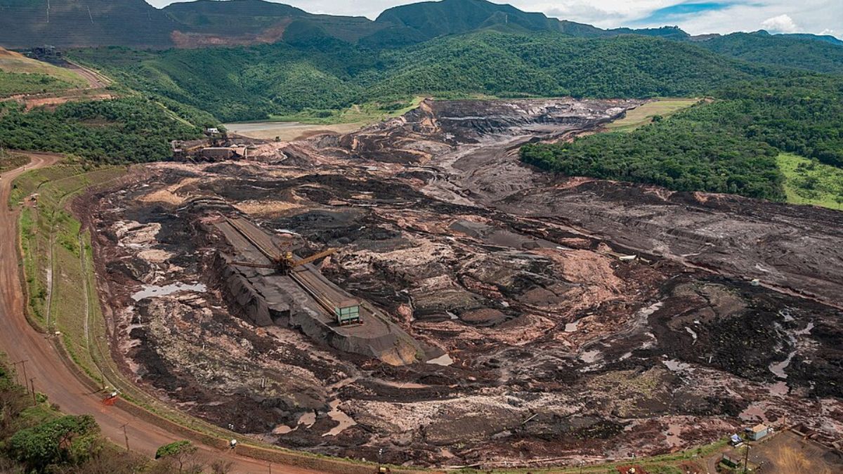 A operação de resgate em Brumadinho foi a maior da história do Corpo de Bombeiros Militar de Minas Gerais. O trabalho de busca pelas 'joias', como as famílias chamam as vítimas, estendeu-se por anos sob condições extremas, exigindo tecnologia de geolocalização e perícia constante da Polícia Civil para a identificação dos restos mortais/Wikipédia