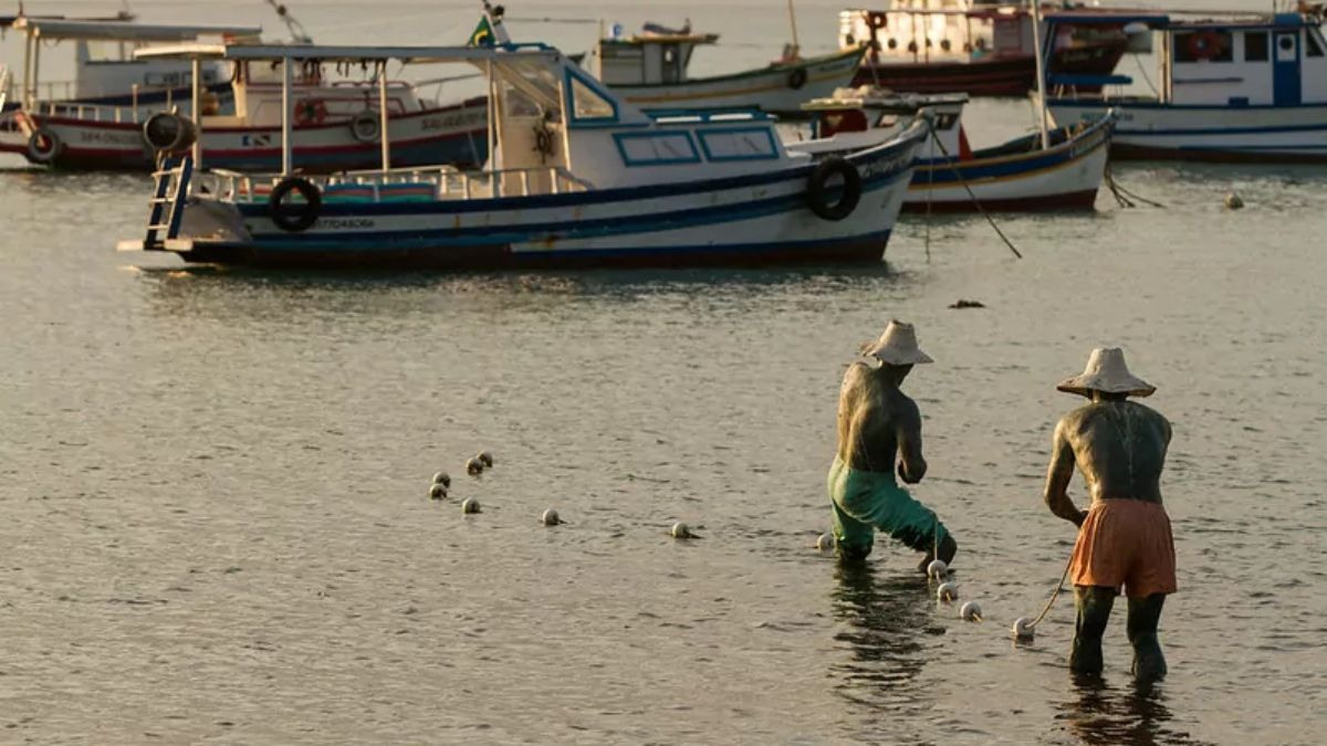 Além do banho de mar, as praias de Búzios oferecem atividades como mergulho, passeios de barco e observação da vida marinha/Mtur