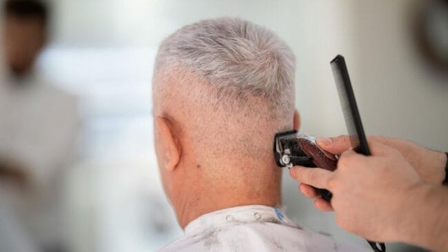 Essa técnica cria uma transição suave no cabelo branco