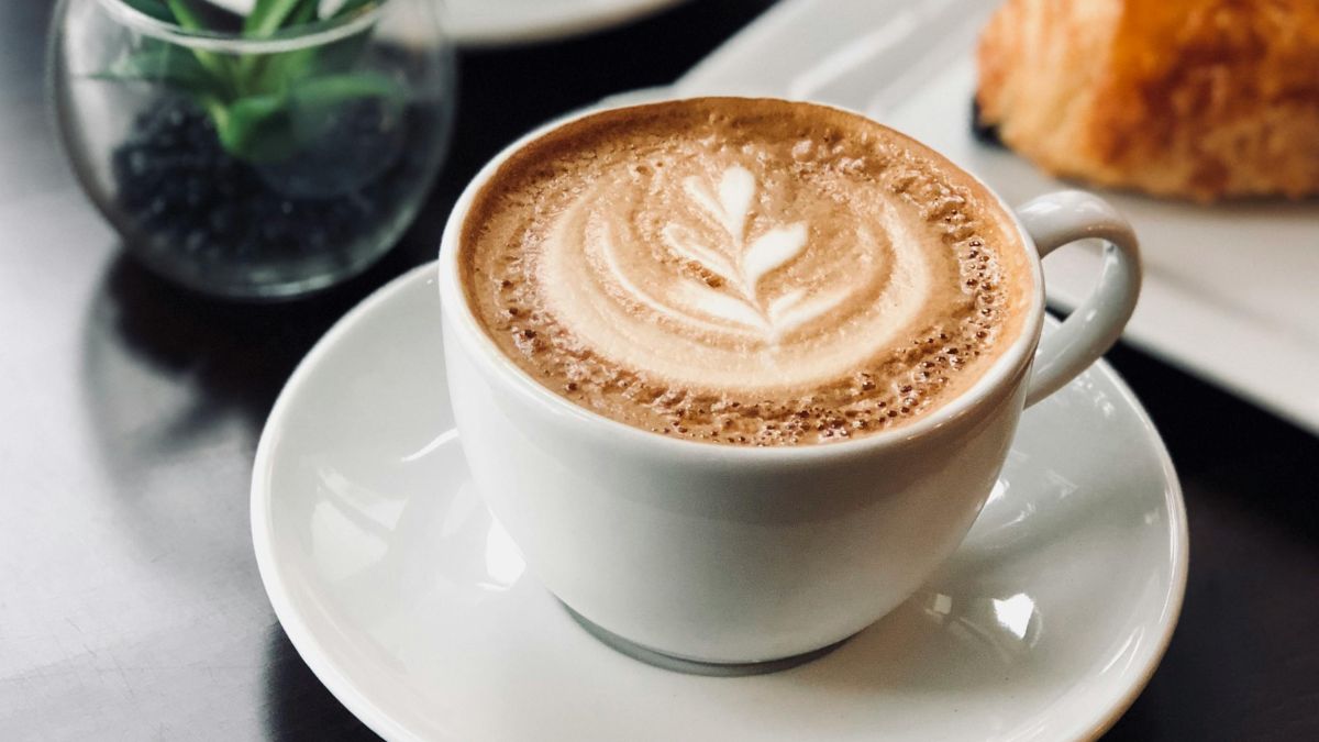 Estudos com mais de 1 milhão de pessoas indicam que o consumo regular de café está associado a um menor risco de AVC/Pexels