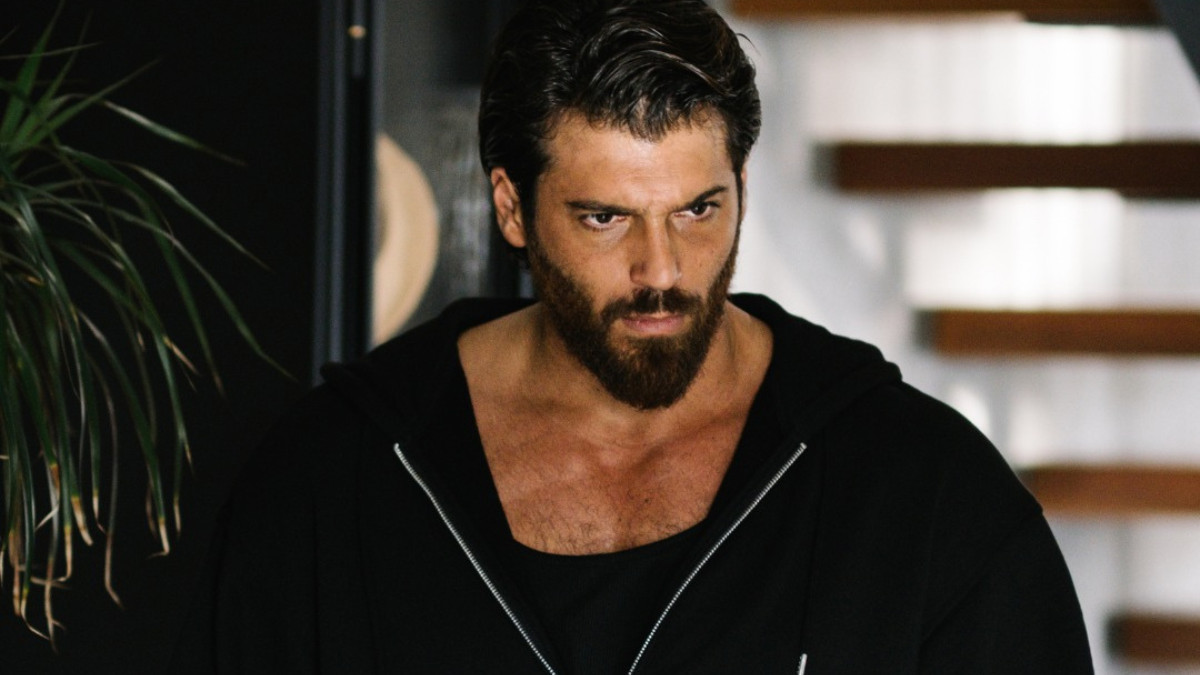 Can Yaman consolidou sua carreira internacional como o protagonista de 'Erkenci Kuş' (A Sonhadora), série que o transformou em um fenômeno global e lhe rendeu o prêmio de Melhor Ator no Murex d'Or/Instagram