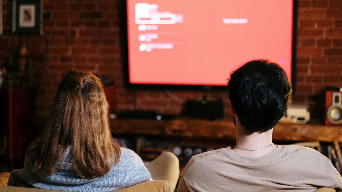 A forma de assistir TV está mudando com a ascensão dos canais FAST. O modelo une a experiência clássica de trocar de canal com a tecnologia do streaming, oferecendo programação ao vivo e gratuita em plataformas como +SBT e Samsung TV Plus/Pexels