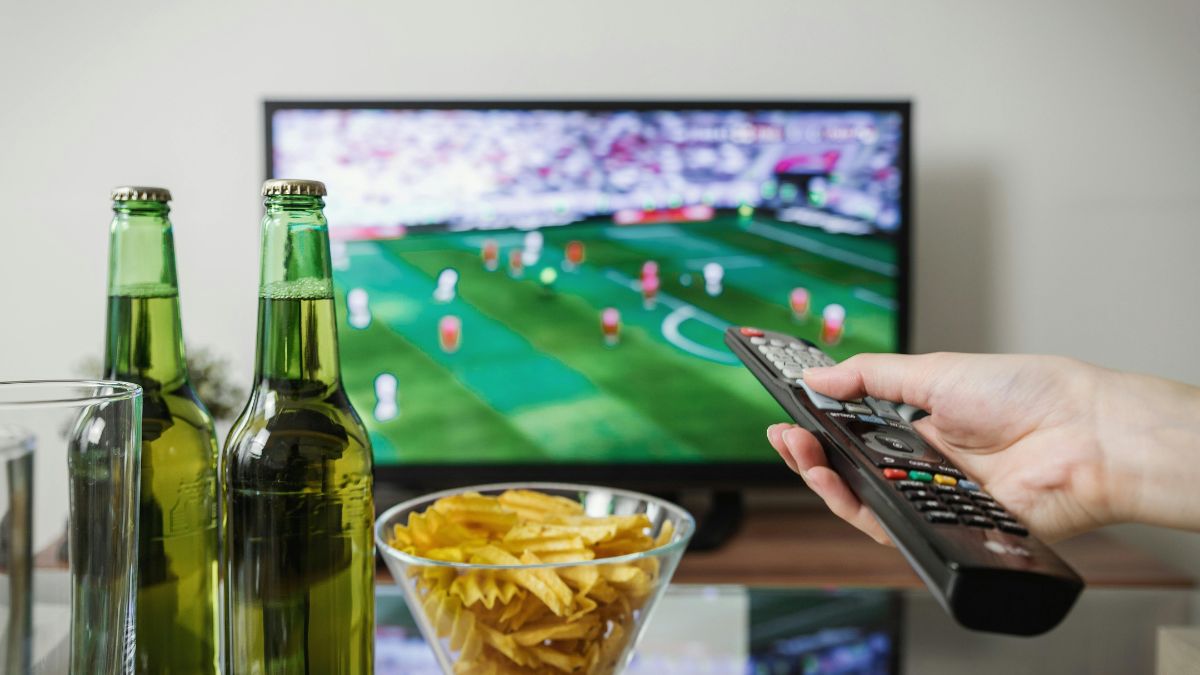Os canais FAST ganham força ao oferecer conteúdo gratuito financiado por anúncios. Gigantes como LG Channels e Pluto TV permitem que o usuário assista a filmes e séries sem precisar de assinatura ou cadastro/Pexels