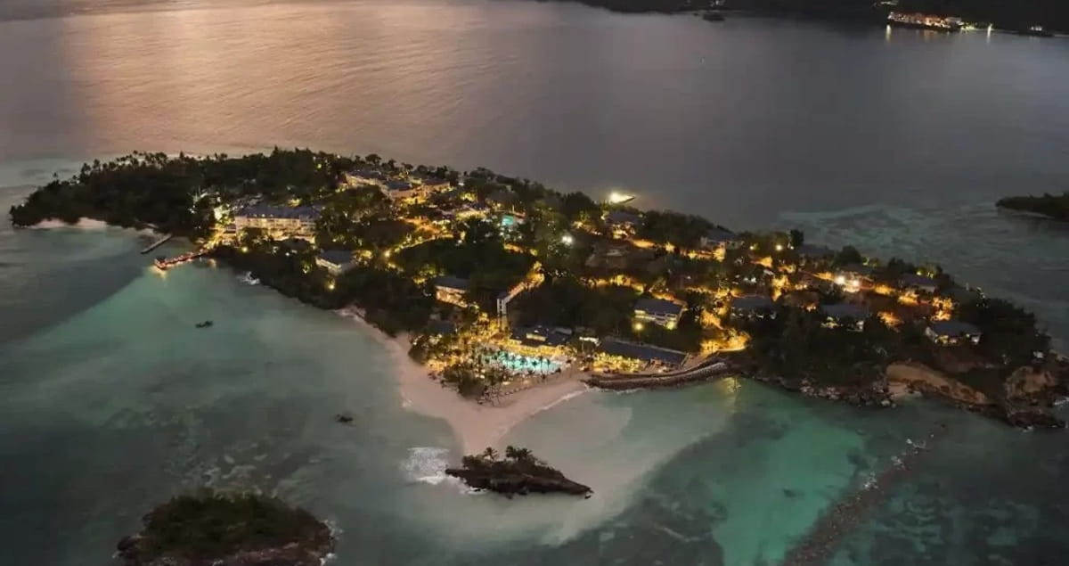 Embora seja um ícone clássico, a ilha se modernizou e hoje oferece uma estrutura de apoio impecável, com áreas de banho delimitadas e serviços organizados