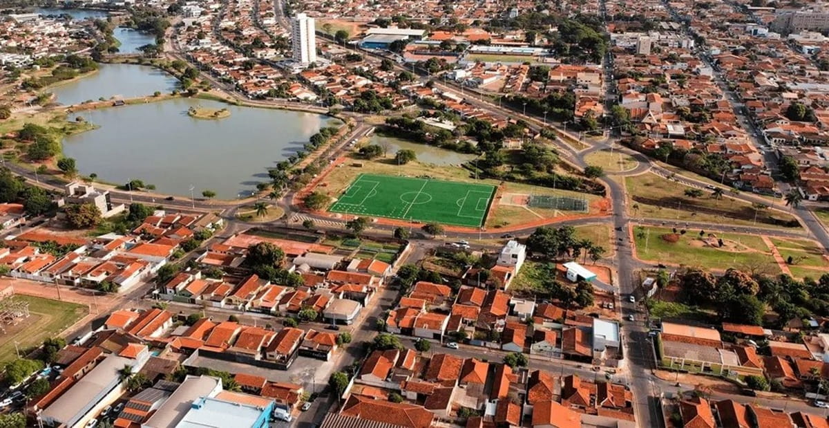 A cerca de 425 quilômetros da capital, a cidade se consolidou como um dos principais polos do agronegócio, da indústria, do turismo e da medicina oncológica no Brasil