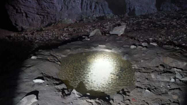 Água da nascente e luz própria: a incrível autossuficiência de um eremita chinês