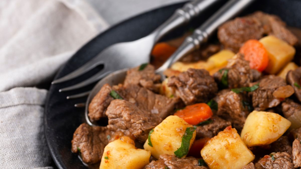O curry transforma o caldo da carne em um molho aveludado, adicionando uma camada de especiarias que equilibra perfeitamente com o sabor rústico das batatas e cenouras/Pexels