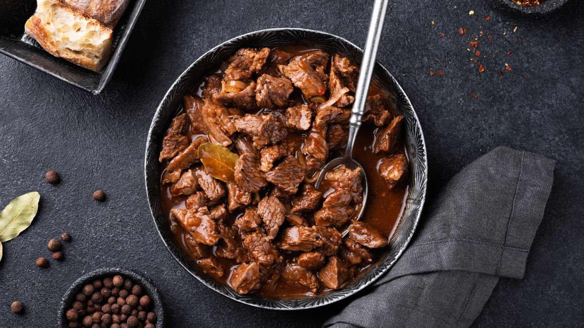 O acompanhamento ideal? Um arroz branco soltinho para absorver cada gota do molho encorpado que sobra na panela/Pexels