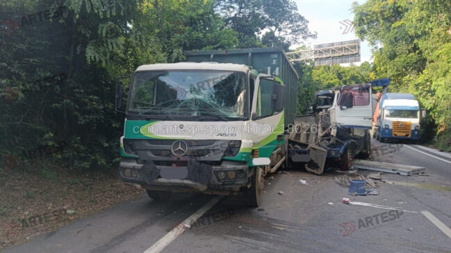 A carreta Mercedes atingida pelo caminhão não permaneceu no local e teria se evadido após o acidente