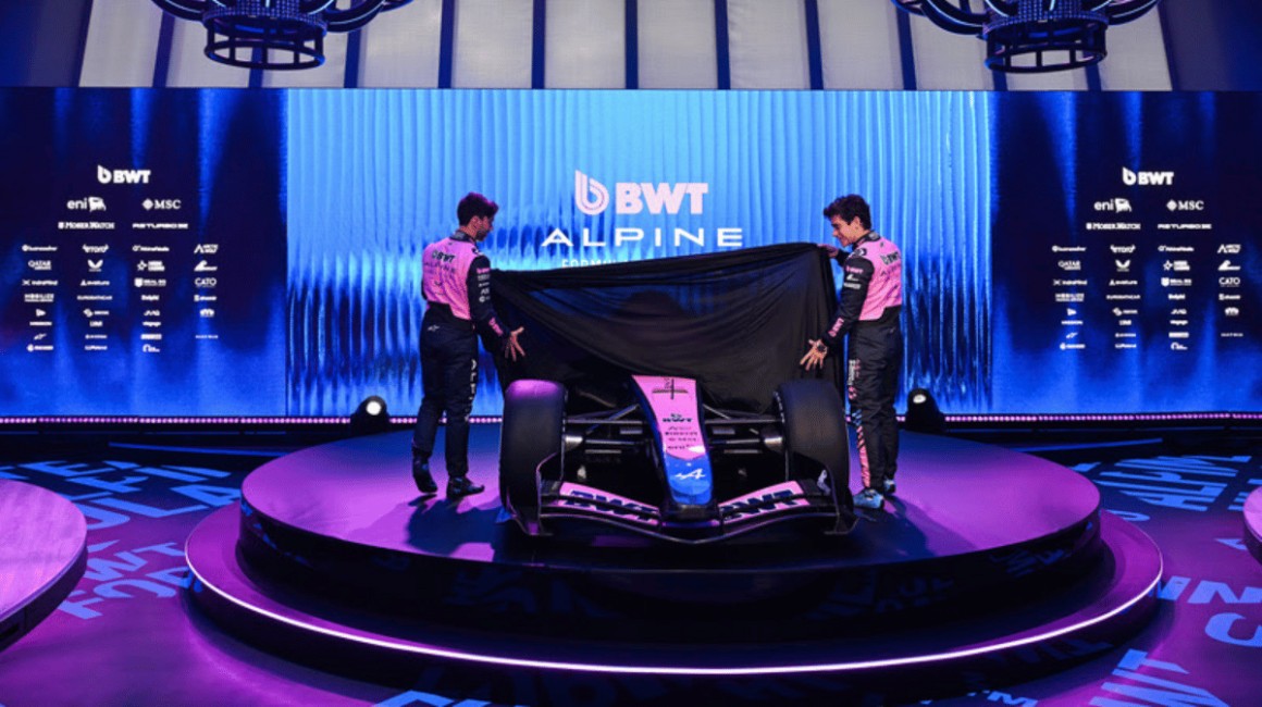 A BWT Alpine Formula One Team apresentando seu modelo 2026 dentro do navio da MSC