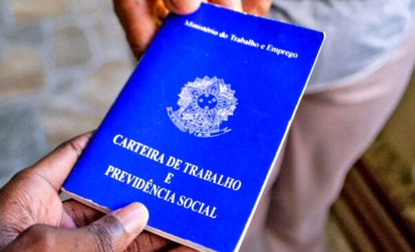 A decisão apontou que o afastamento do trabalho depende do cumprimento do repouso indicado e que a viagem sem respaldo médico rompeu a confiança na relação trabalhista.