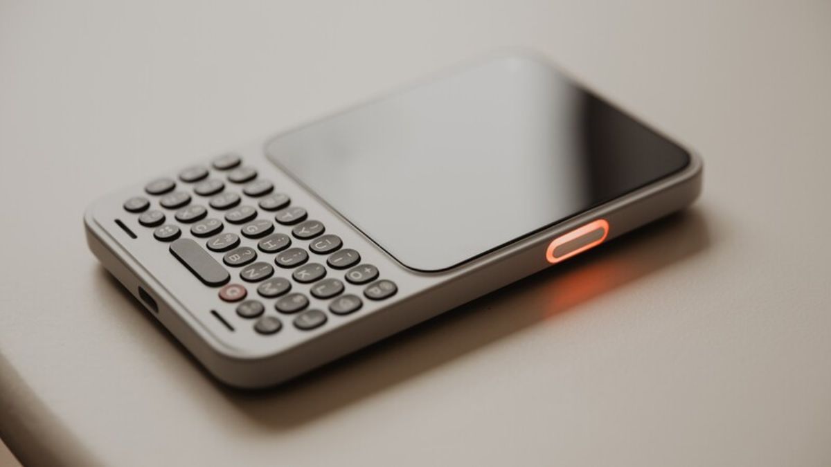 Com uma tela compacta de 4 polegadas o smartphone foi desenhado para ser o dispositivo secundário ideal focado exclusivamente em comunicação e escrita rápida/Divulgação