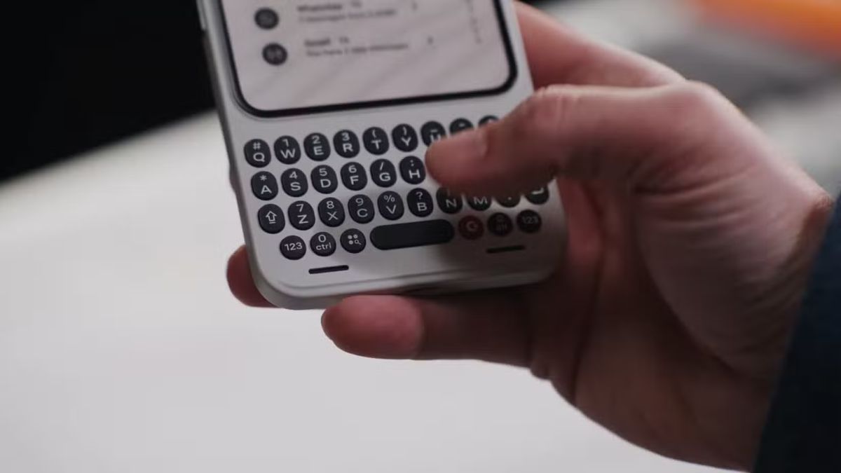 O teclado QWERTY físico não serve apenas para digitar mas também funciona como um trackpad sensível ao toque para facilitar a navegação em sites e documentos/Divulgação