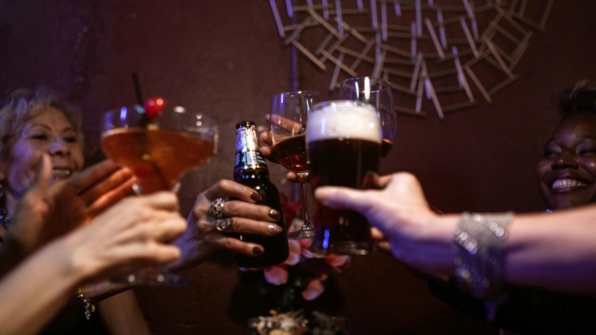 Neuropsicólogos revelam que o cérebro associa o colarinho e o frescor da bebida a momentos de relaxamento gerando bem-estar imediato/Pexels