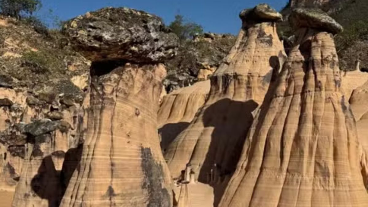 Conhecidas como chaminés de fada, essas formações geológicas surgem por erosão diferencial, quando rochas mais resistentes protegem colunas de material mais frágil ao longo de milhares de anos/Pexels
