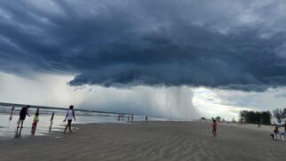 A primeira chuva do ano que atingiu o litoral de São Paulo