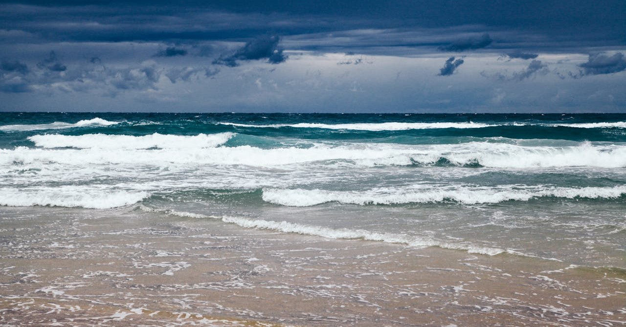 O tempo fechou e logo raios, vento e chuva pesada caíram no litoral paulista na tarde desta sexta (30)